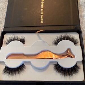 Black Mink False Eyelashes with Gold Applicator